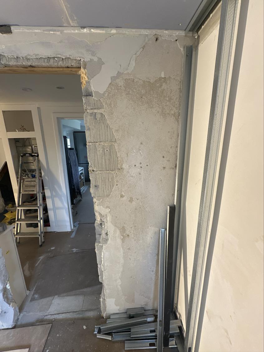 Pudsning af nogle vægge og lukke en hul med gasbeton