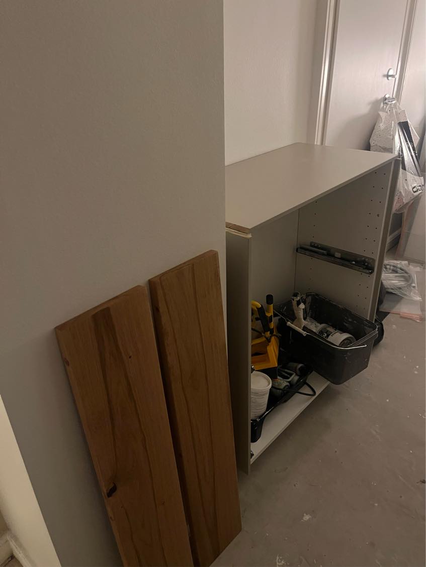 Skete kabinet fast i køkken og hænge to hylder op