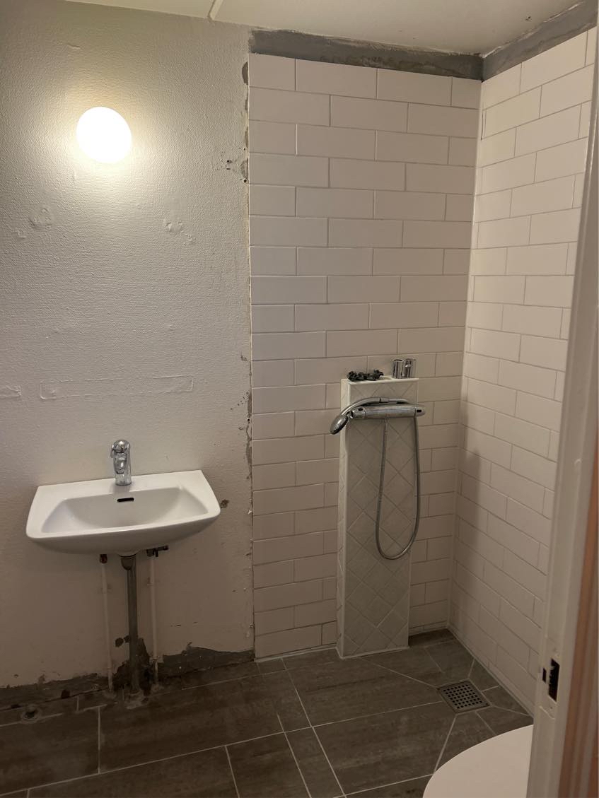 AKUT! Færdiggøring af badeværelse (se beskrivelse)