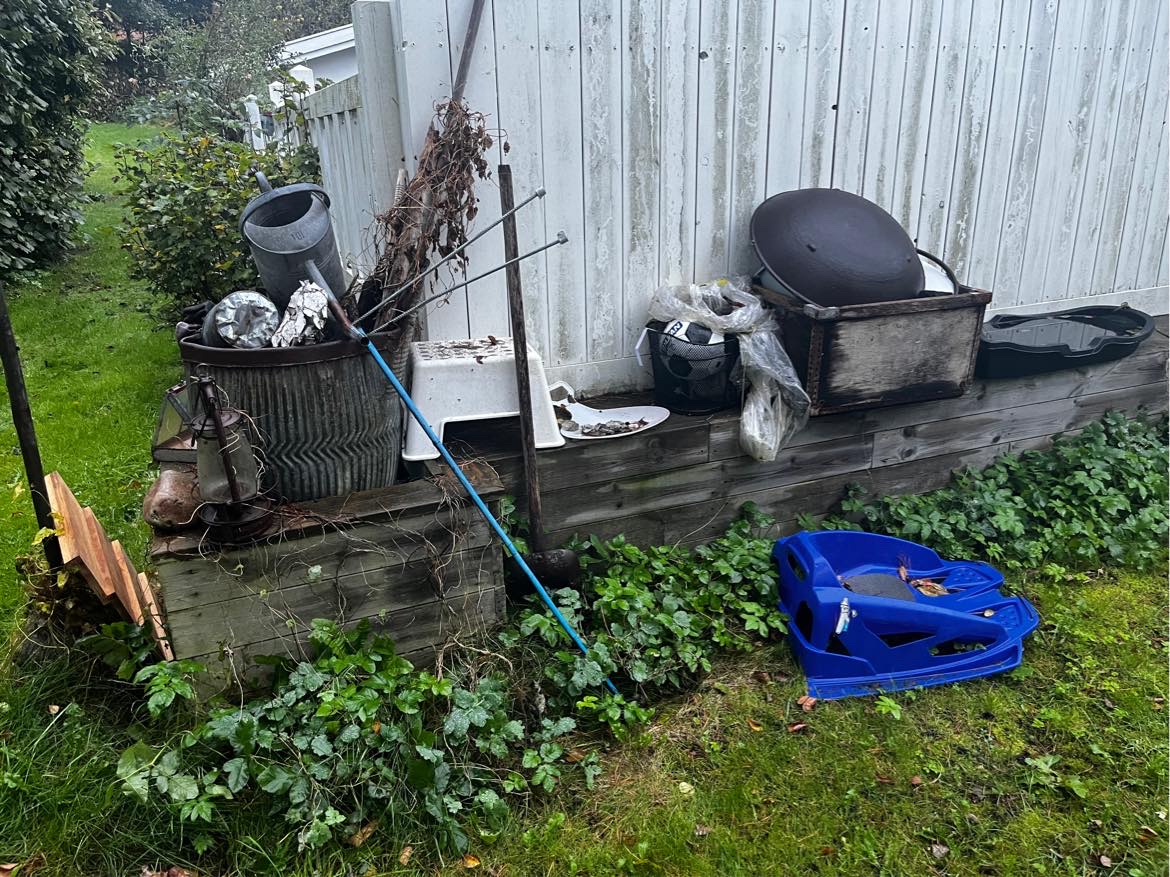 Oprydning i og nedrivning af skur, samt bortskaffelse