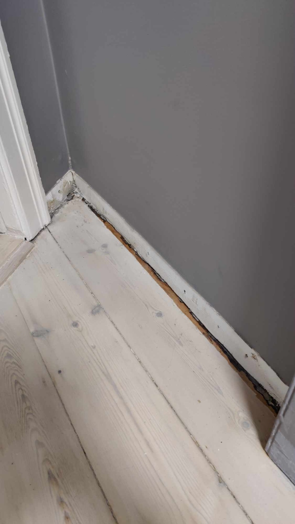 Opsætning af fodpanel i enkelt hjørne i gang samt opfyldning af hul i gulv