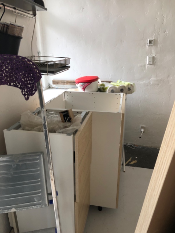 Skåret ud til køkkenvask/sætte bordpladen fast/sætte paneler på benene/sætte greb på.