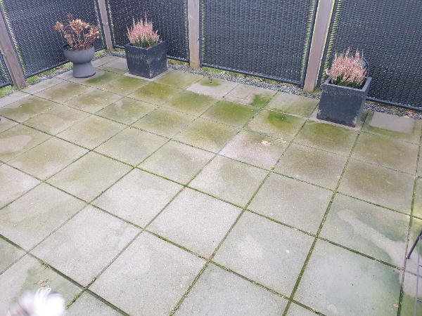 Rensning af fliser på terrasse til sommer..