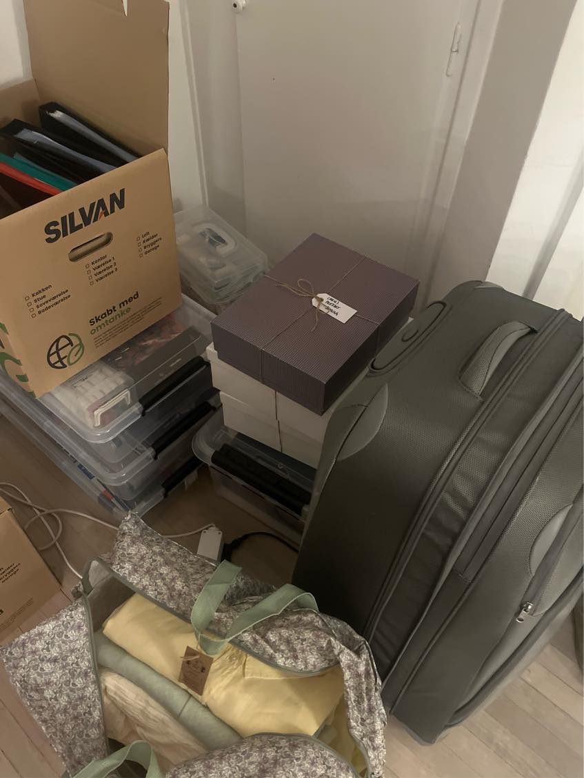 Flytning af to sengeborde, 1 uger og ca. 5 kasser