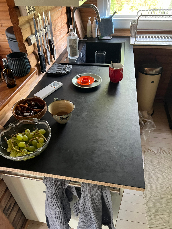 vores bordplade har områder, hvor maling/overflade er slidt