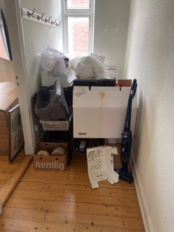 I forbindelse med fraflytning af lejlighed på 2 sal , samles både genbrugs møbler og affald