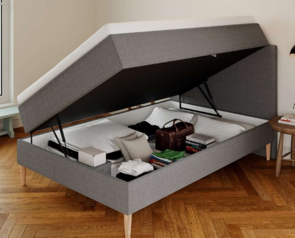 En sofa og en seng samles