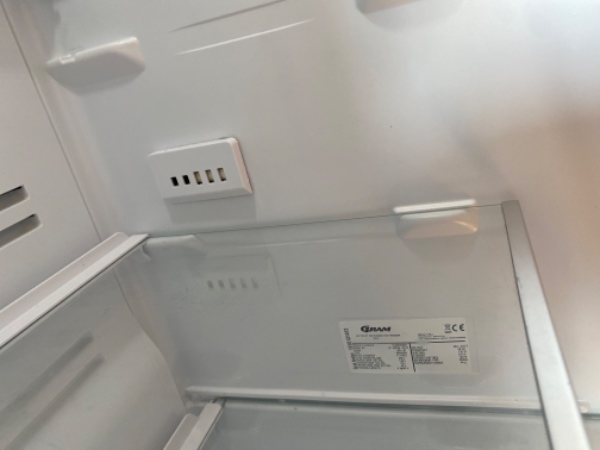 Jeg har et Gram køle fryse skab - 3 år gammelt , der ikke køler . Fryseren dur .