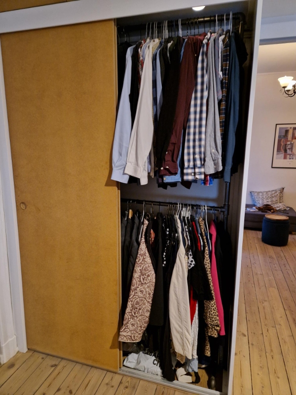 Etablering af skillevæg + hylder i indbygget skab