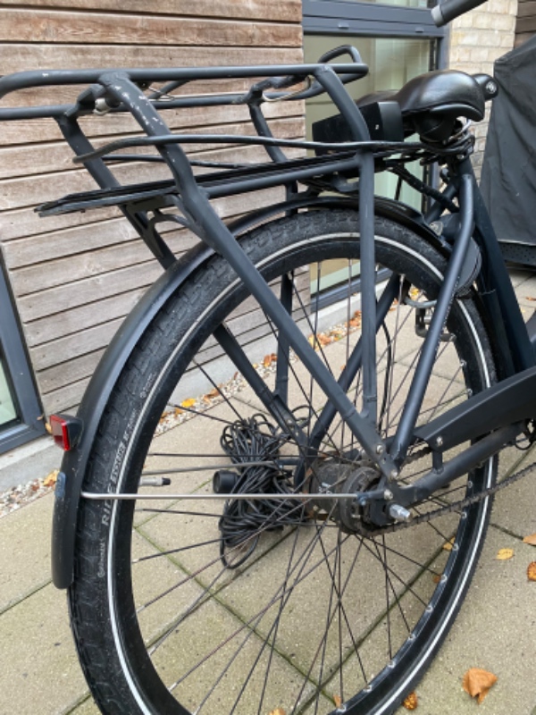 El bagage bære skrues på, helt ny cykel, skruer er løse så den falder af, der skal Bruges en skrue maskine med forskellige bitz.