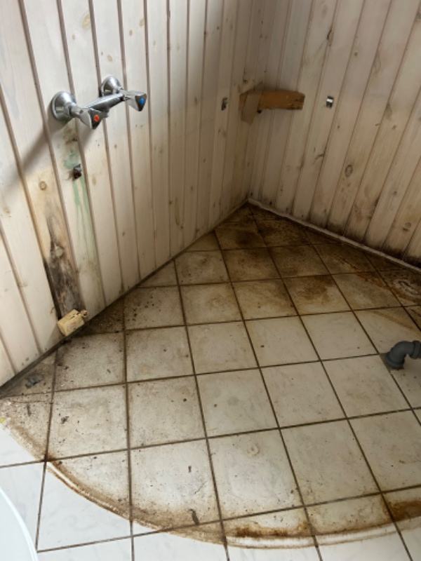 Udskiftning af væg-profilbrædder i badeværelse.