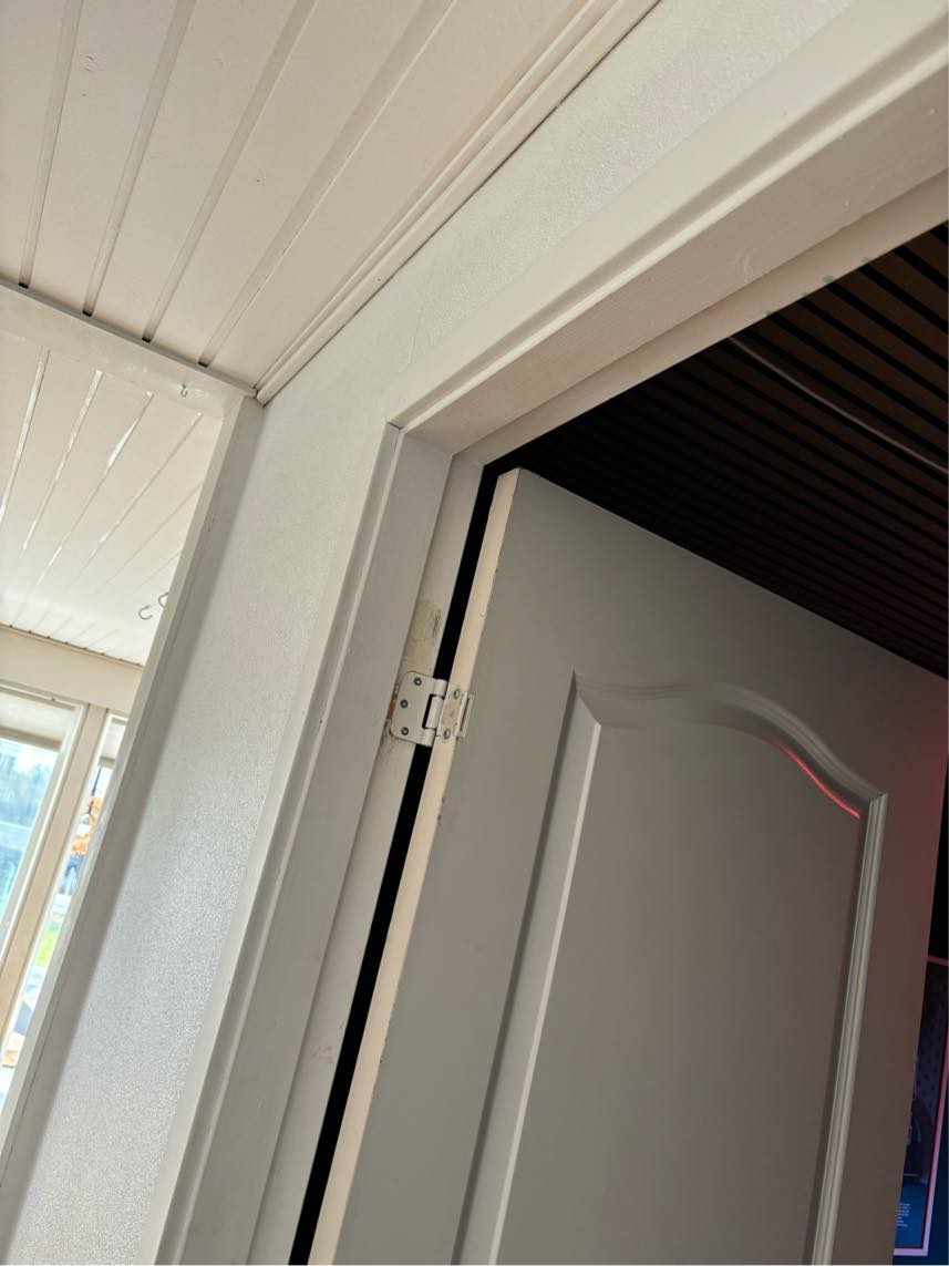 Vende dør inkl. karm fra indvendig til udvendig