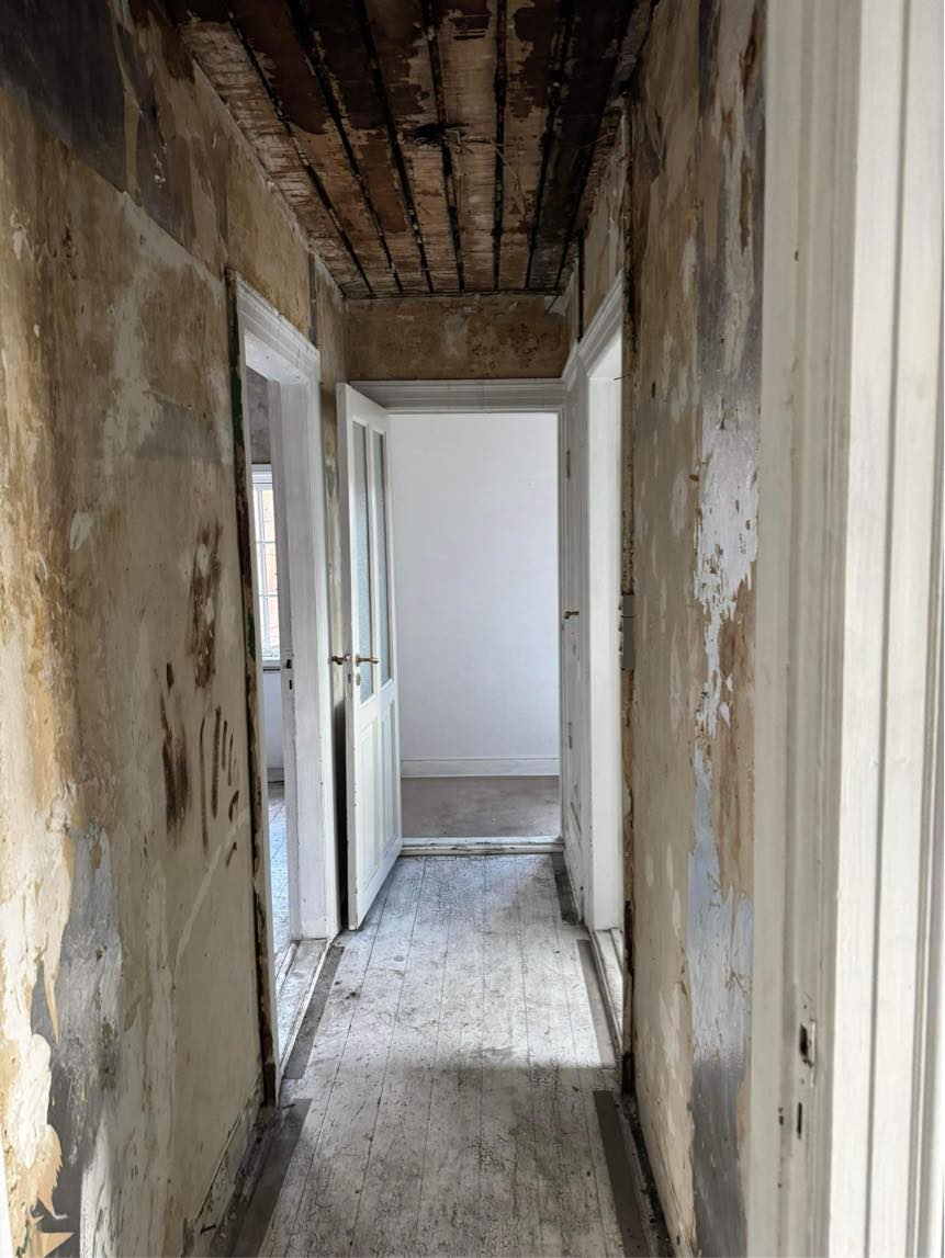 Montering af div. Gips plader og spartling , tapetsering og maling. I mindre rækkehus i Nyborg. 2 mand 3-4 dage.