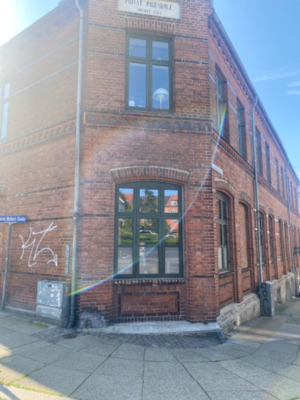 Maling af udendørs vinduer på 1.sal