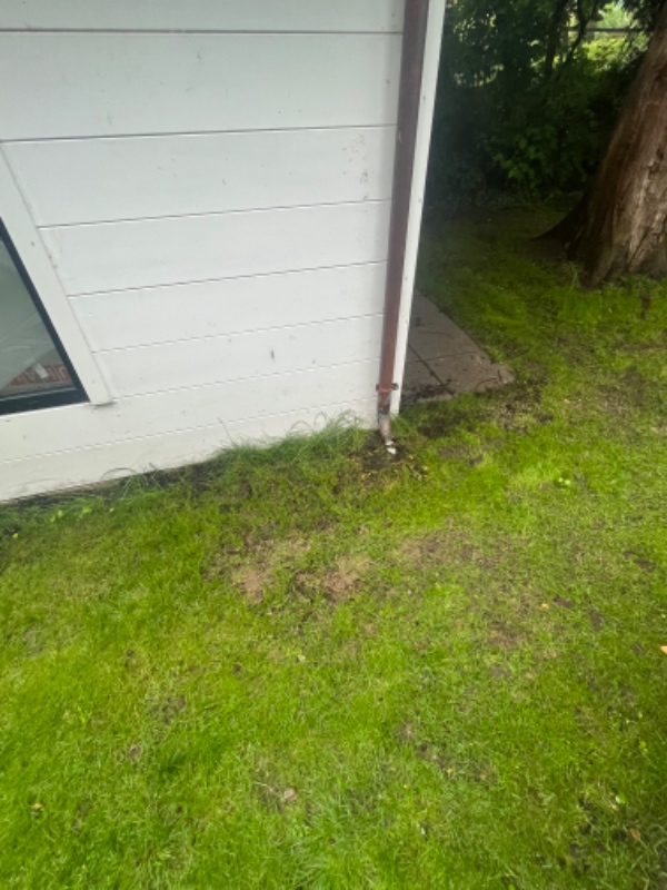 Faskine nedgravet ved skur