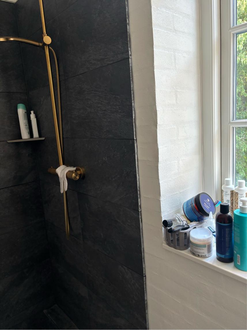 Fuge samt opsætning af brusevæg på badeværelset