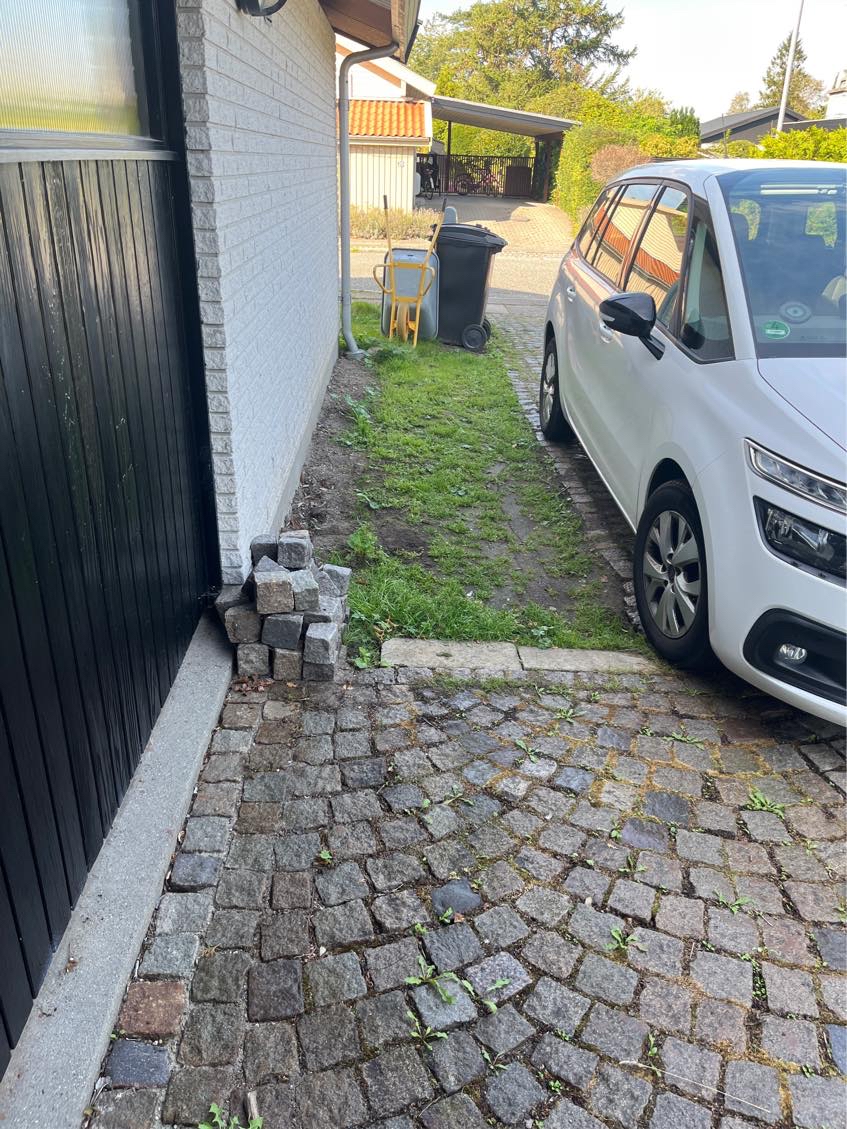 Anlæggelse af 16 m2 chaussesten i indkørsel