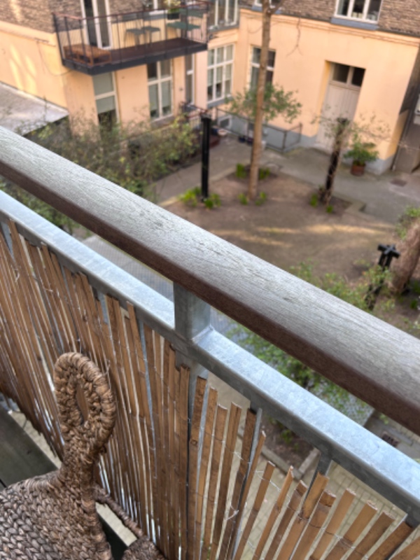 Rengøring, slibning, oliering og algebehandling af altan