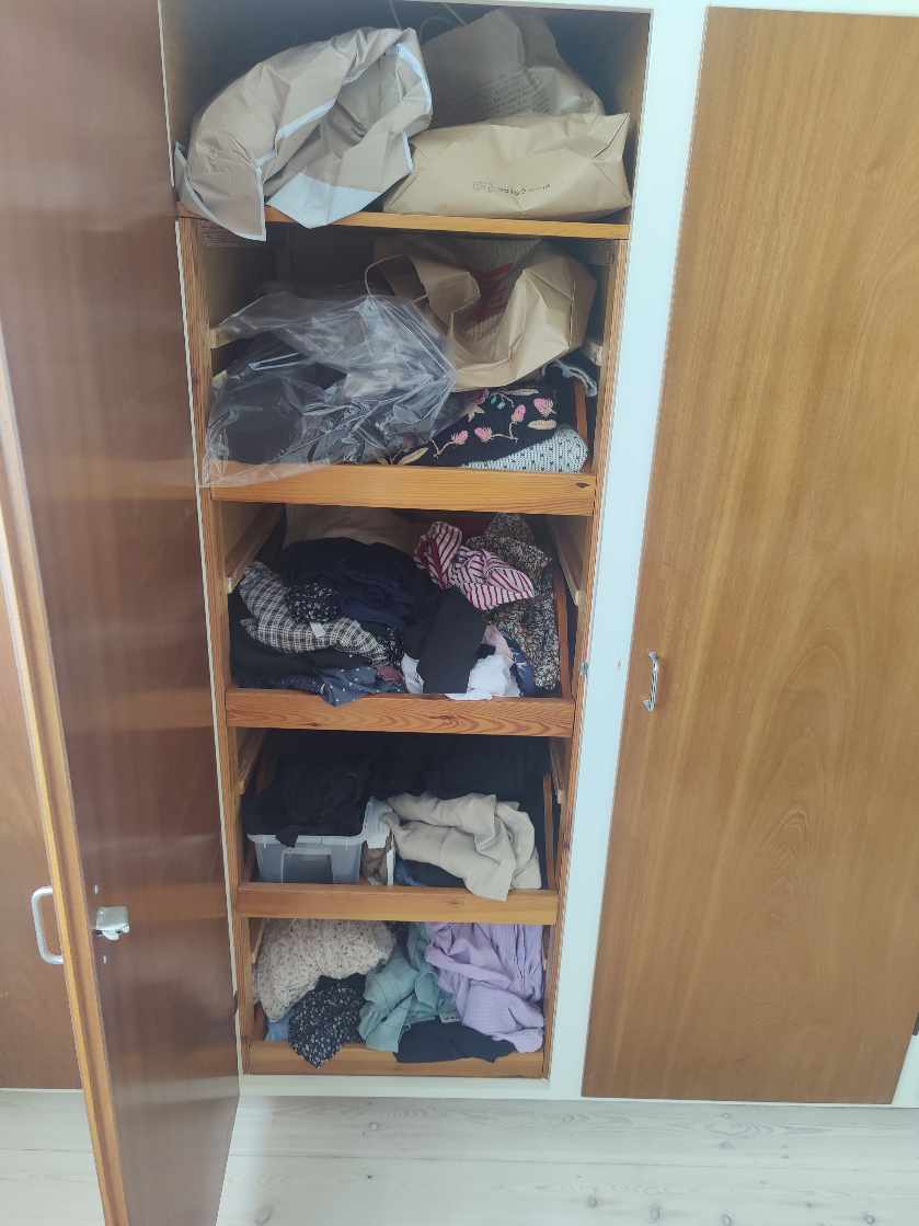 Opsætte trælister i et indbygget tøjskab, så der kan komme skuffer ind (skufferne haves)