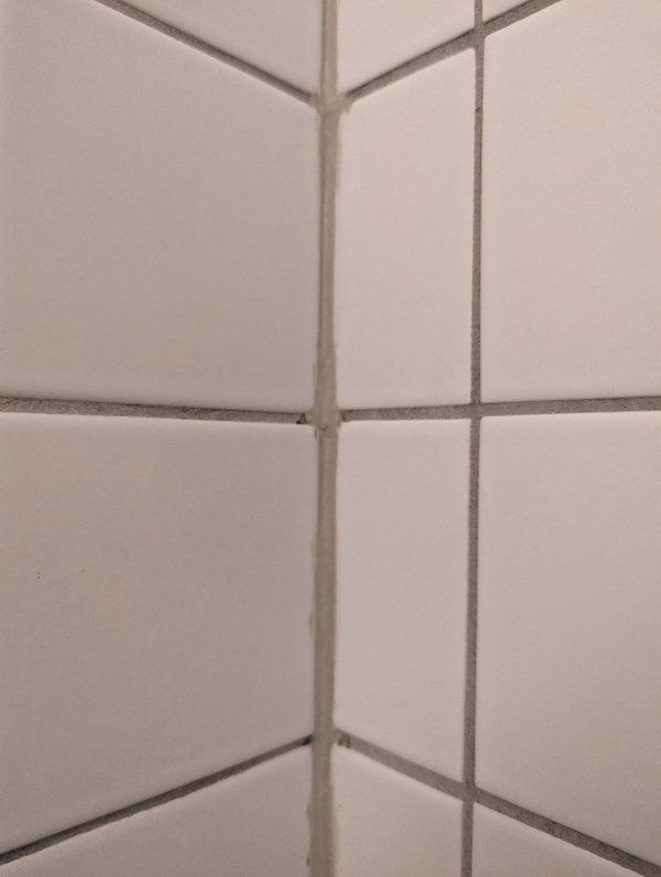 Mindre opgave - udskiftning af silikonefuger i to brusenicher