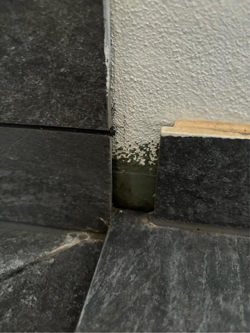 Fuge samt opsætning af brusevæg på badeværelset