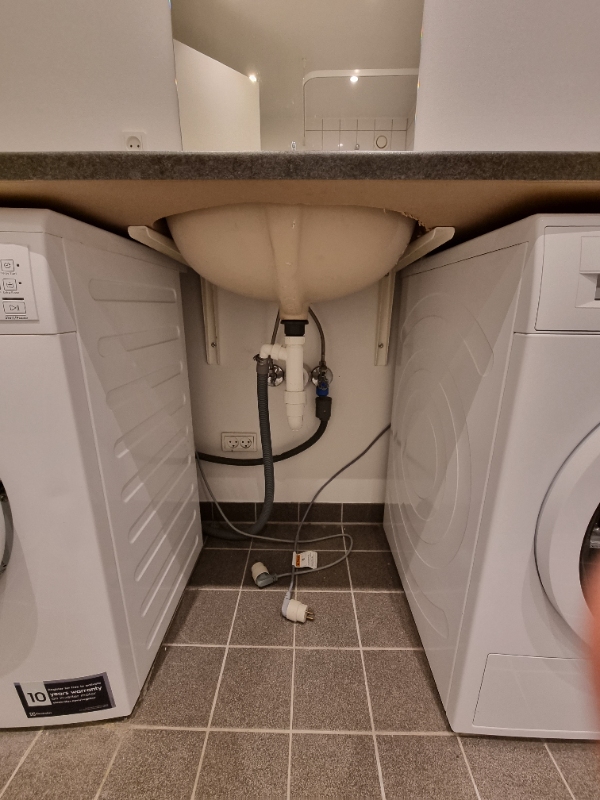 Bygge et skab under håndvask på badeværelse