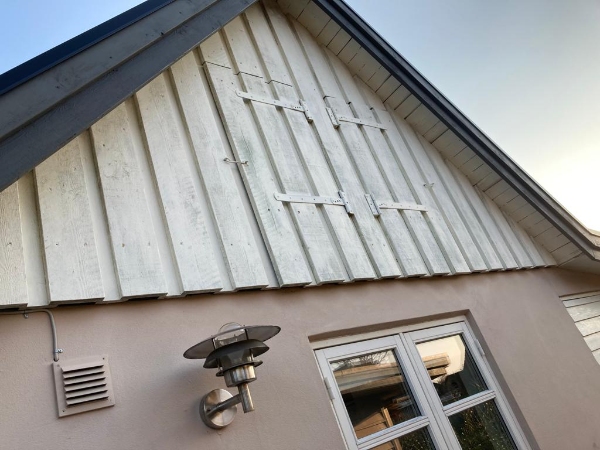 Male træværk på hus