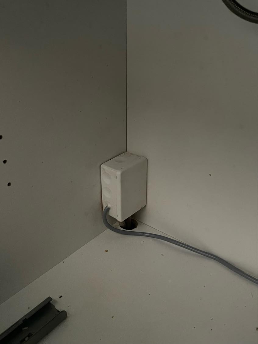 Etablering af ekstra stikkontakt i skab under køkkenvask