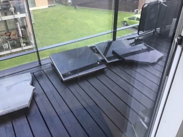 Fjern granit stykker på ca 30 kg stykket. Der er ca 15 stk.ligger i en stak på fortovet.