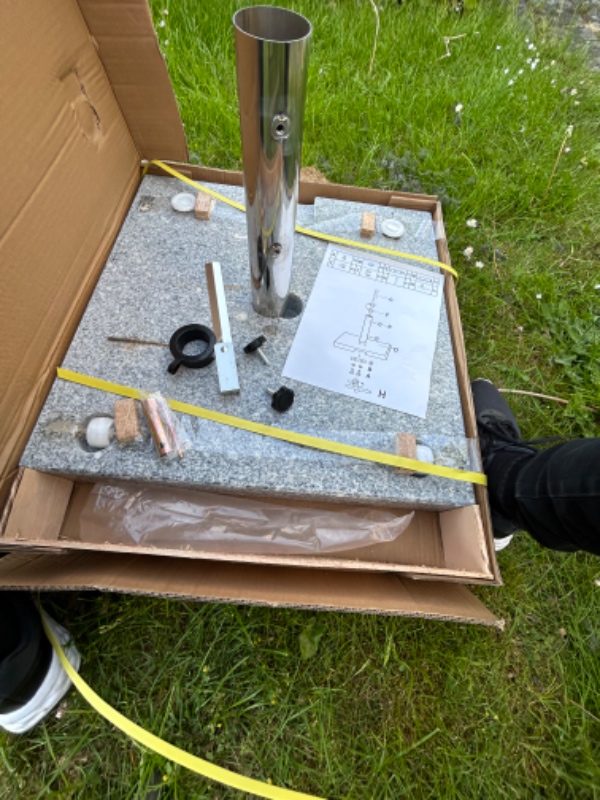 Løft parasolfod på 60 kg, og holde den under montering af skruer😅