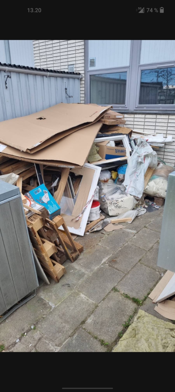 Bortkørsel af blandet affald til genbrugspladsen. (AKUT)