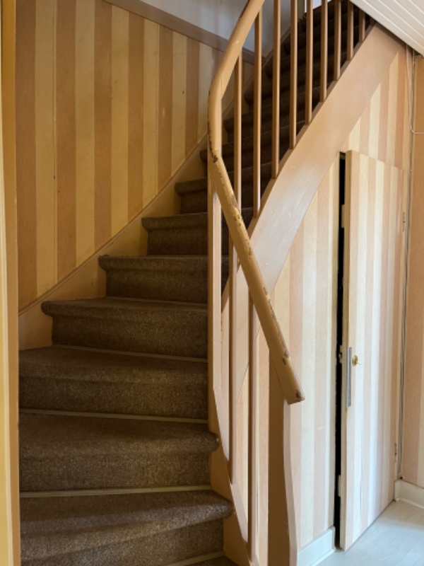 Fjerne tæppe og slibning af trappe