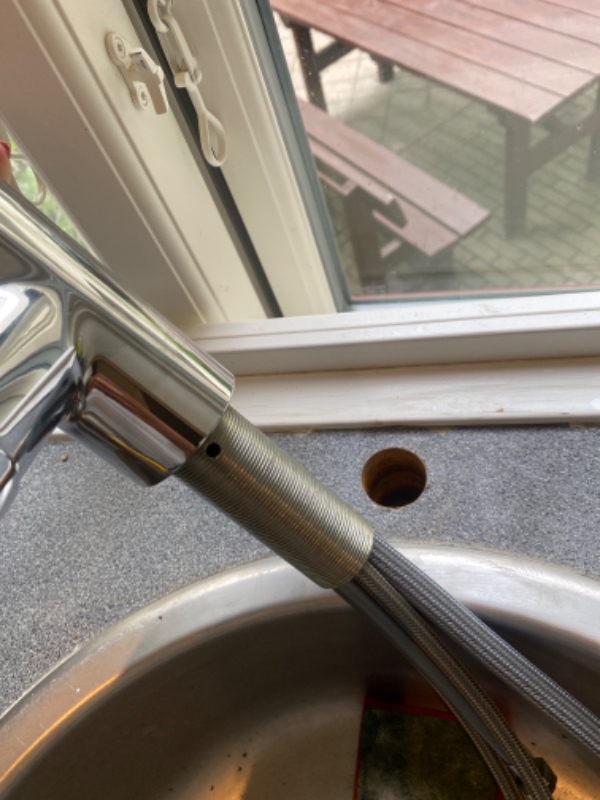 Boret større hul i bordplade til nyt amaratur.