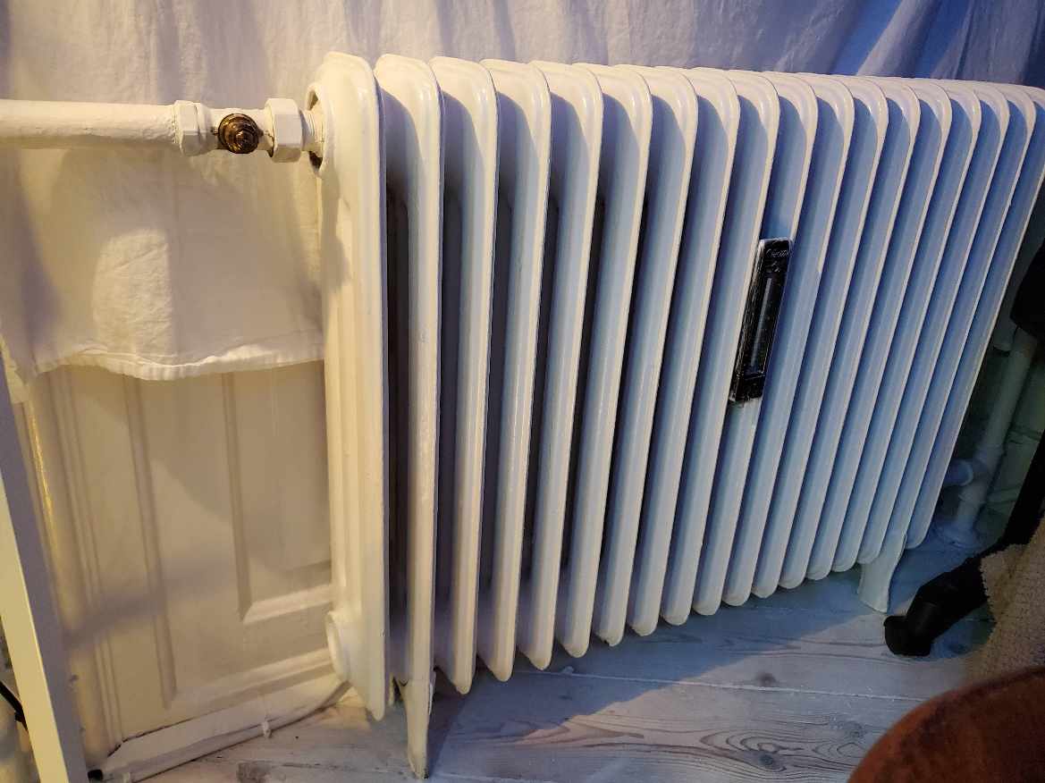 Få indkøbt og udskiftet termostat til radiator, som ikke kan slukke for varmen pt.