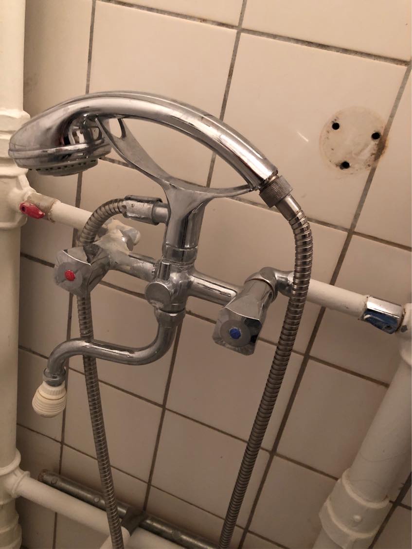 Blandingsbatteri skal sættes på. OBS: Blå ballofix virker ikke.Der skal vides hvordan der slukkes for vandet