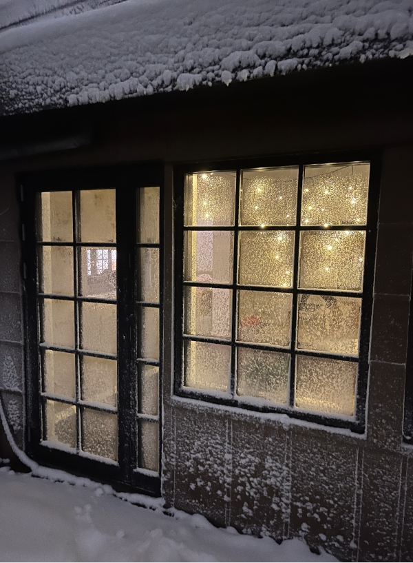 Fugearbejde rundt om vindue, dør, væg