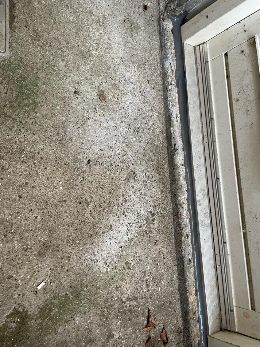 Muret hæld i kælderskakt