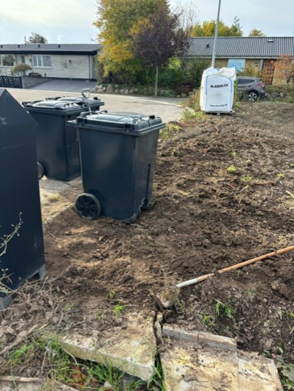 Panering af jord, såning af græs, lille belægningsopgave, samt plantning af hæk