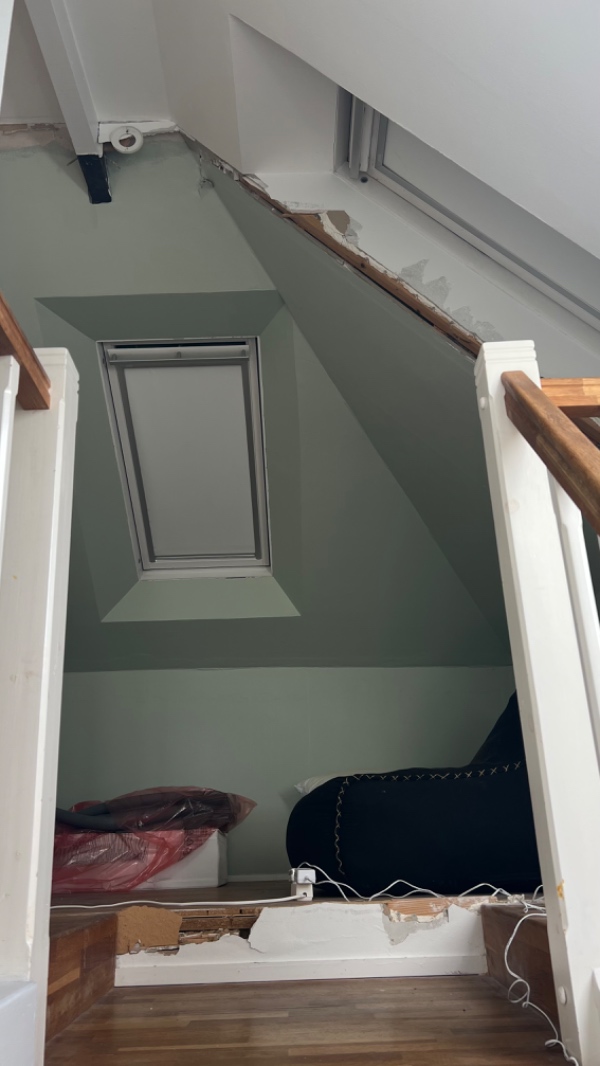 Istandsæt vægge og loft på første etage efter nedrivning af væg