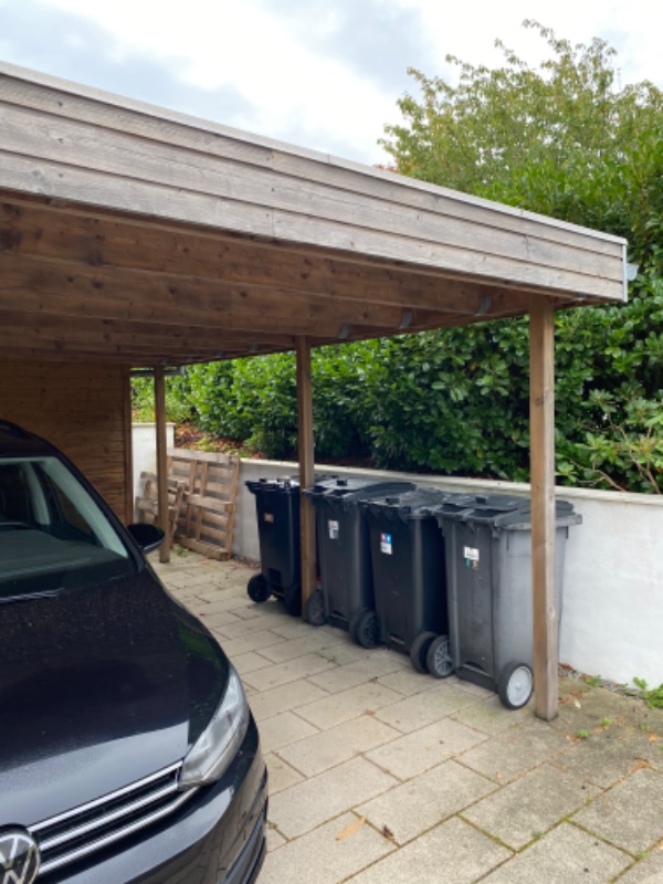 Påføring af træbeskyttelse på vores carport (+ evt. skur). Den er netop behandlet med grundingsolie.