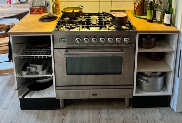 Jeg skal have hjælp til at afmontere 2 underskabe + bordplade fra hth, og samle 3 Ikea skabe.