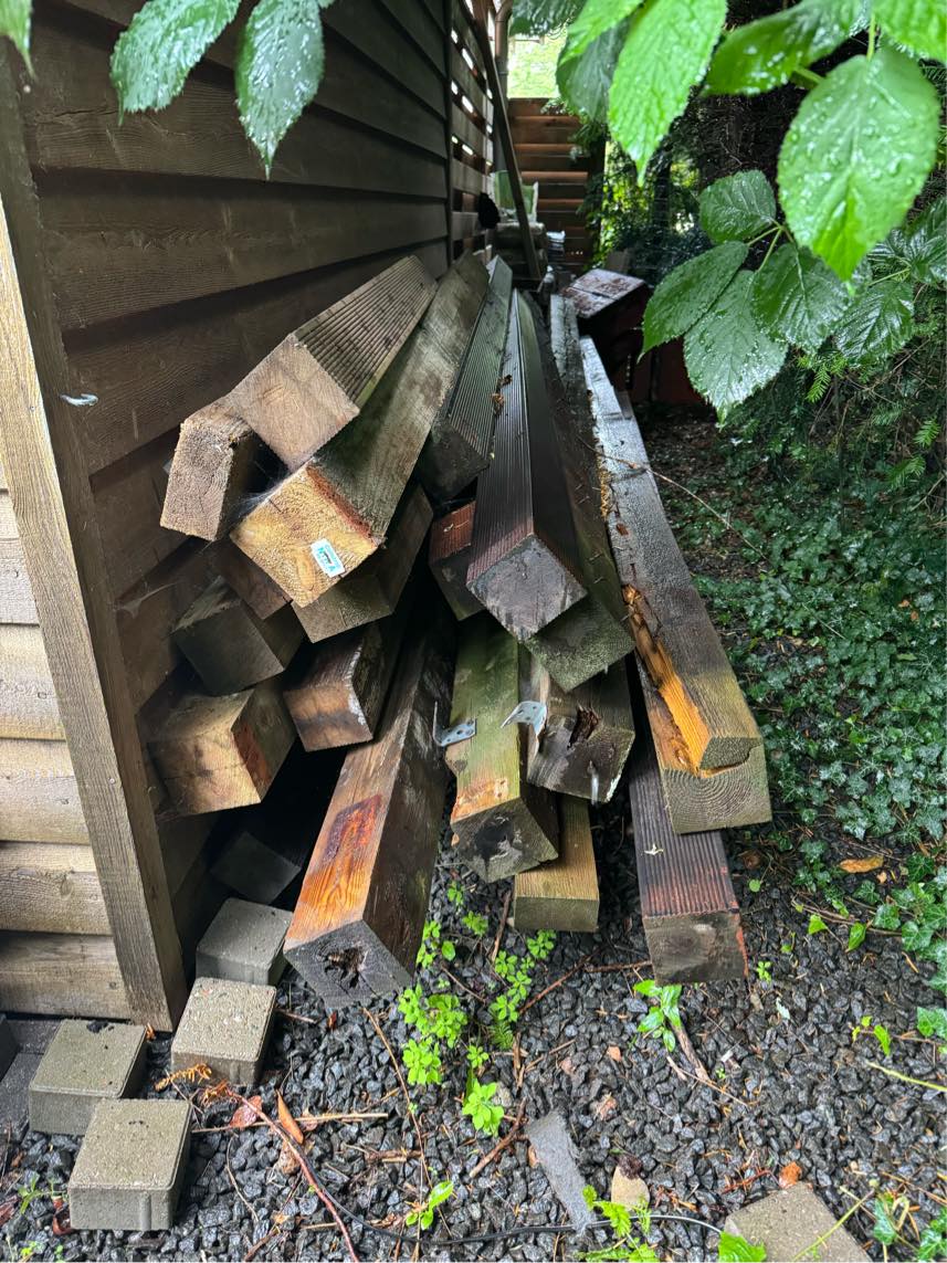 Bortførsel af terrassebrædder og materialer