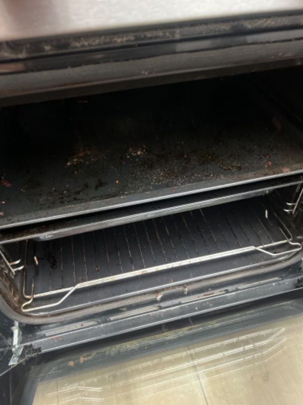 Højt til loft, det skal rengøres, samt komfur og køleskab