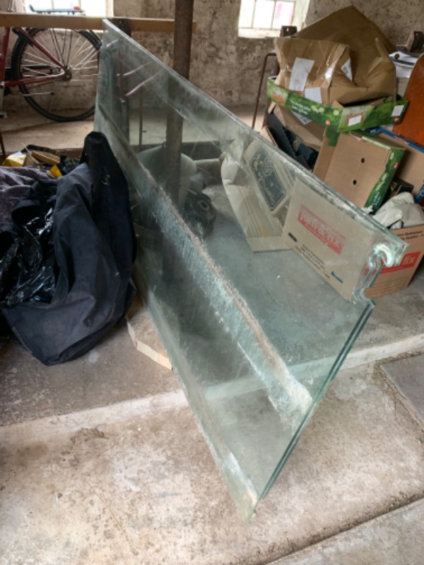 Afhent møbler, træ, højtalere og køre tagplader på lodser. Alt er på foto