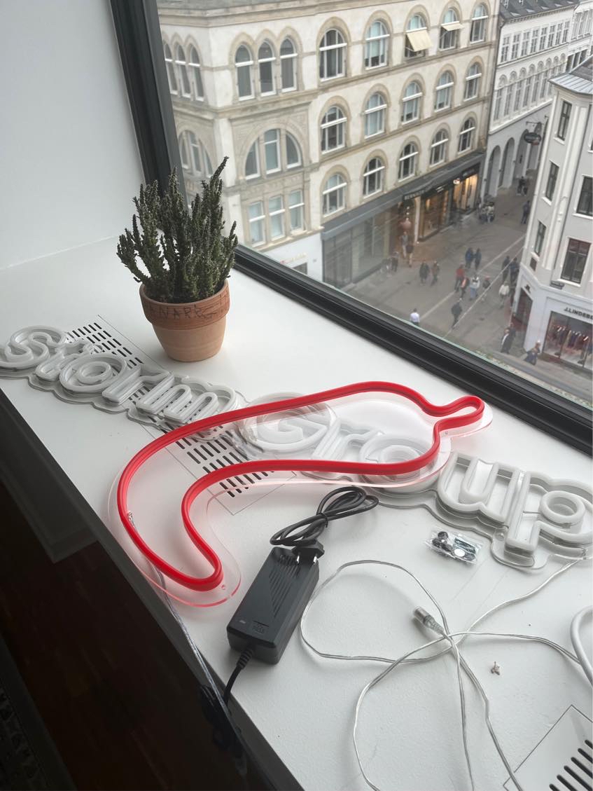 Ophæng af lamper og billeder