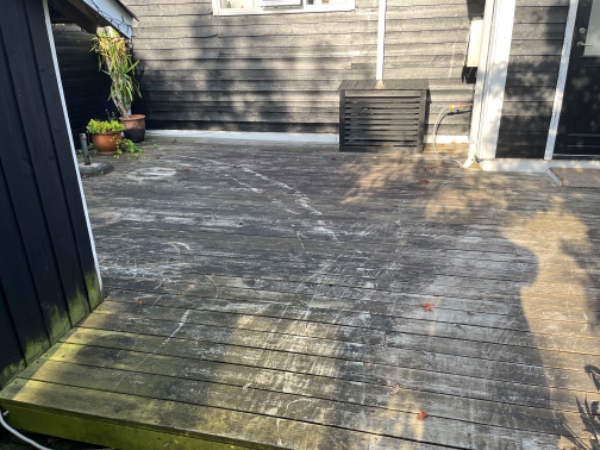 Rense og højtryksspule en terrasse