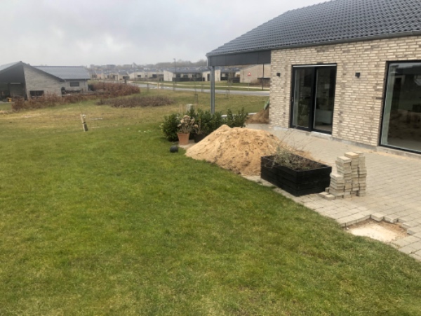 Nivellering af græsplæne