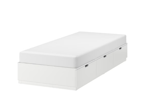 Opsætning af lille seng og lille skrivebord