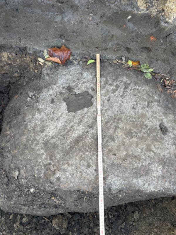 Fjernet/smadret meget stor sten