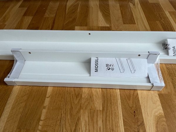 Selvklæbende folie på garderobeskab og opsætning af 2 hylder